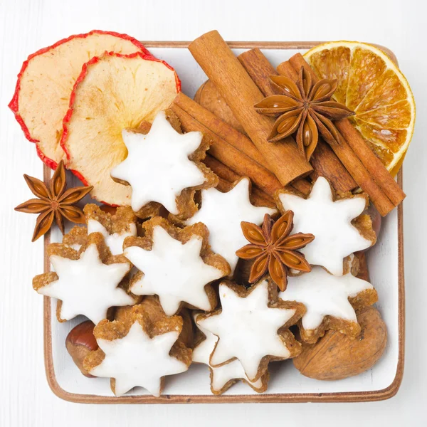 Świąteczne ciasteczka w kształcie gwiazdy, orzechy i przyprawy — Zdjęcie stockowe