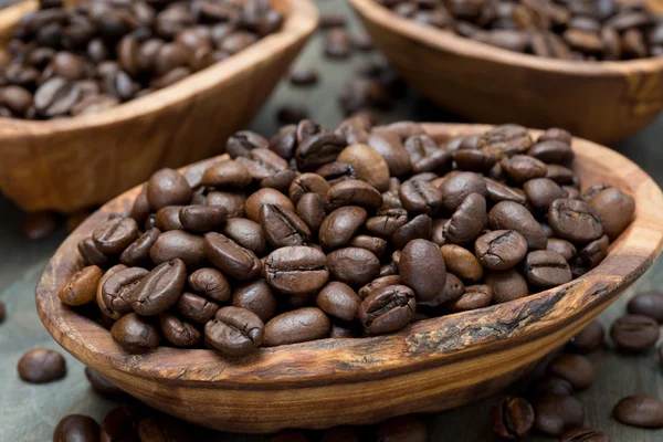 Grãos de café em uma tigelas de madeira, close-up — Fotografia de Stock