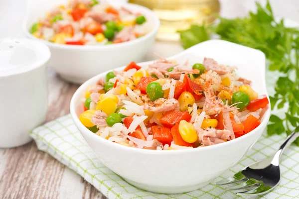 Ensalada colorida con maíz, guisantes verdes, arroz, pimiento rojo y atún —  Fotos de Stock