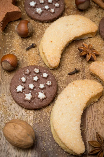 Cukroví, koření a ořechy na dřevěné pozadí — Stock fotografie