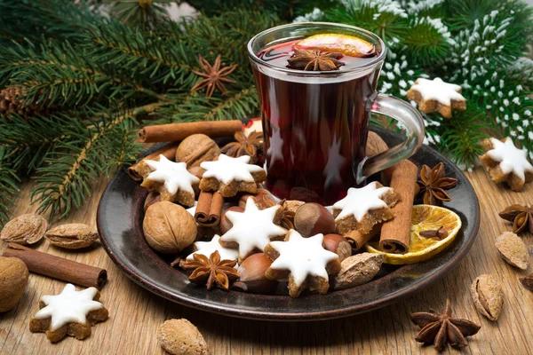 Plätzchen in Form von Sternen, Gewürzen und Glühwein auf einem Teller — Stockfoto