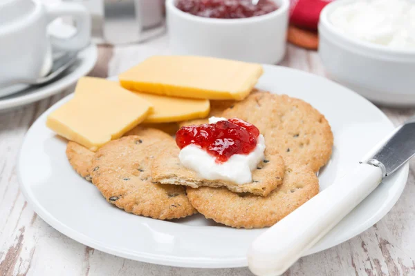 Crackers with cheese, cream and jam for breakfast, close-up — Stock Photo, Image