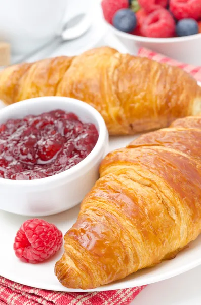 Delicious breakfast - fresh croissant with raspberry jam — Stock Photo, Image