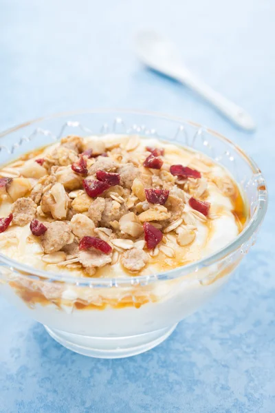Десерт из натурального йогурта с кленовым сиропом, мюсли и орехами — стоковое фото