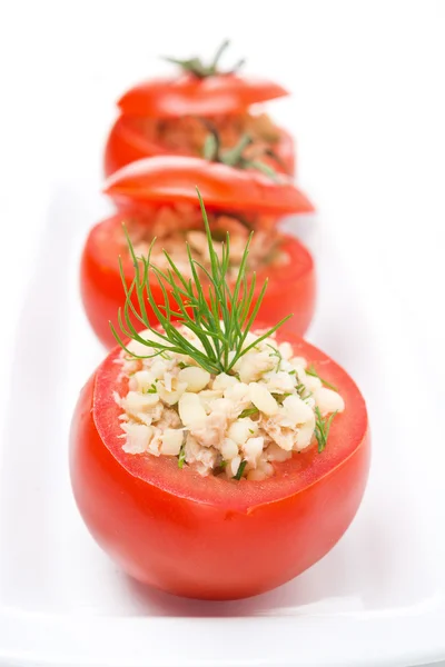 Ton balığı salatası, bulgur ve yeşillikleri taze domates dolması — Stok fotoğraf