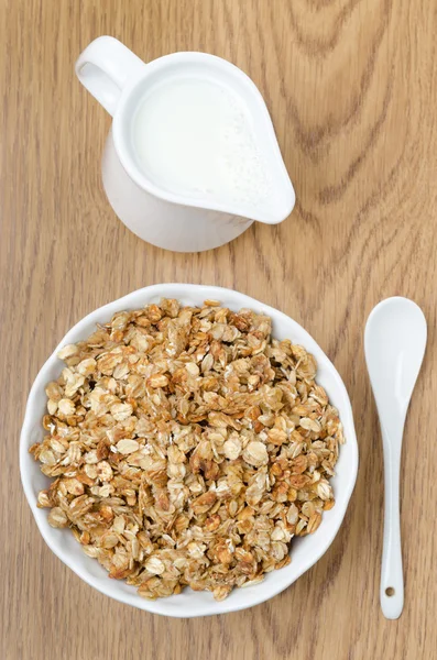 Muesli casero y una jarra de leche para el desayuno vista superior — Foto de Stock