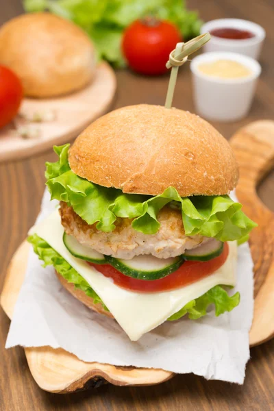 Hamburguesa casera de pollo con verduras, queso —  Fotos de Stock