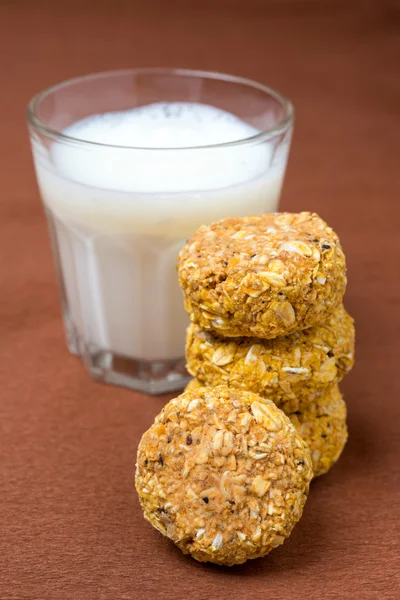 Zelfgemaakte havermout cookies met pompoen en een glas melk — Stockfoto
