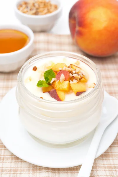 Домашний йогурт с медом, персиками и орехами, вертикальный — стоковое фото