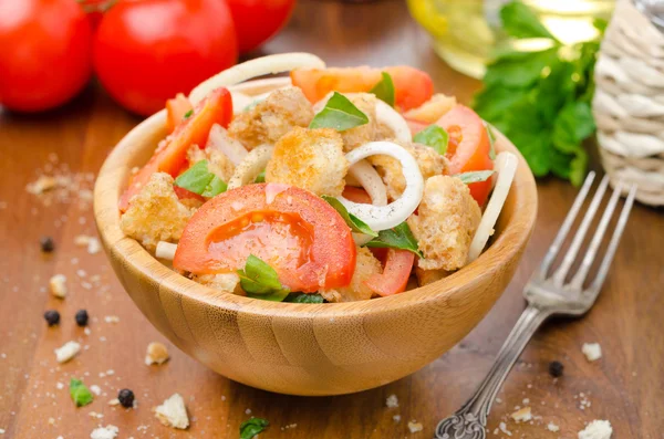 Ensalada italiana panzanella con tomates, cebollas y croutons —  Fotos de Stock