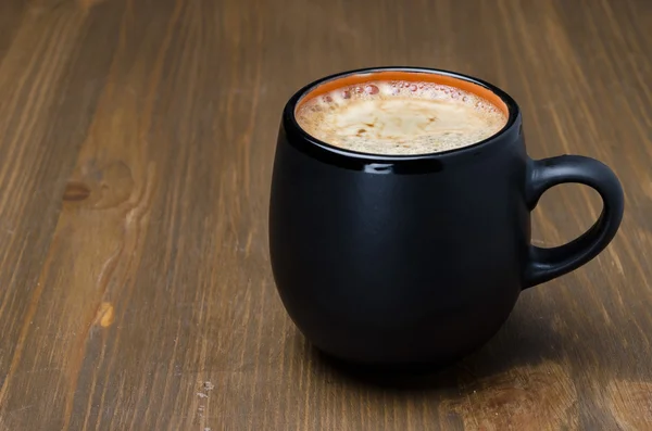 Mok van zwarte koffie met schuim en ruimte voor tekst — Stockfoto