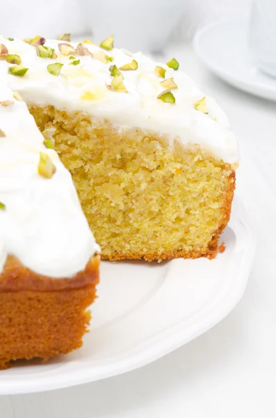 Orangenkuchen mit griechischem Joghurt, Honig und Pistazien in einem Schnitt — Stockfoto