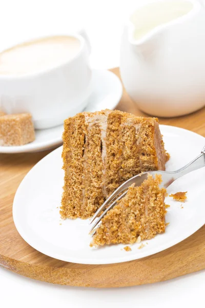 Pedaço de bolo de mel em um prato, nata e xícara de cappuccino — Fotografia de Stock
