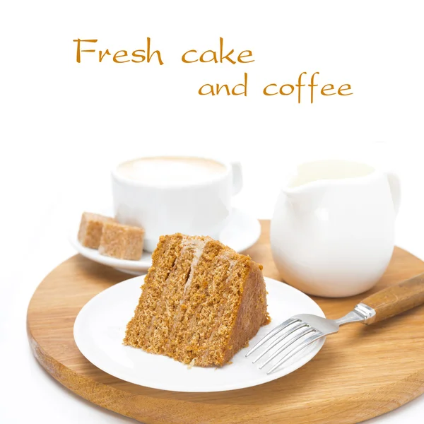 Pedaço de bolo de mel, creme fresco e xícara de cappuccino isolado — Fotografia de Stock