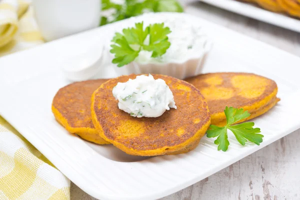 Tök palacsinta feta sajt mártással és zöldek — Stock Fotó