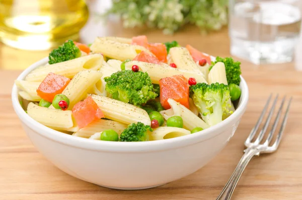 Salad with pasta, smoked salmon, broccoli and green peas — Stock Photo, Image