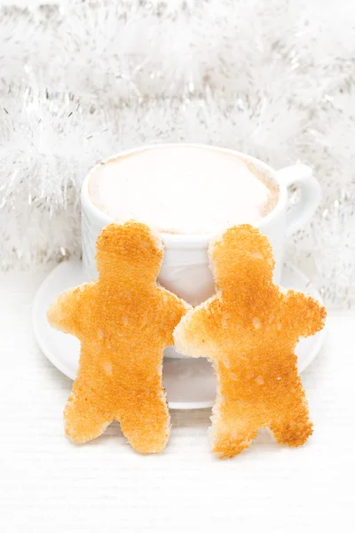 Pan tostado en forma de hombrecitos, taza de café —  Fotos de Stock