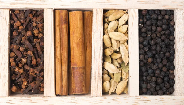 Dřevěný box s různými druhy koření, close-up, pohled shora — Stock fotografie