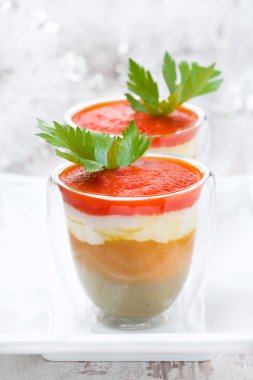 amuse van geprakte gekleurde paprika's met geitenkaas in een glas