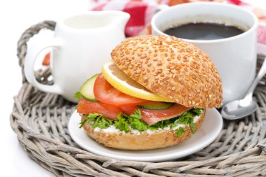 Kahvaltı - burger somon füme, sebze ve kahve