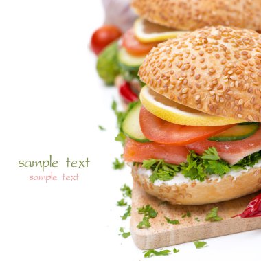 Burger füme somon ve sebzeler, yakın çekim, izole