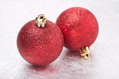 Kırmızı Noel topları, yakın çekim, seçici odak