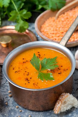 biber ve baharat bakır bir tencerede kırmızı mercimek çorbası