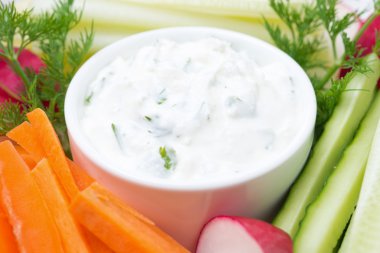 soslu beyaz peynir ve çeşitli sebzeler, seçici odak