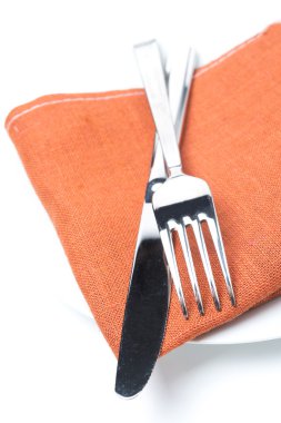 hizmet - çatal, bıçak ve izole bir tabakta peçete