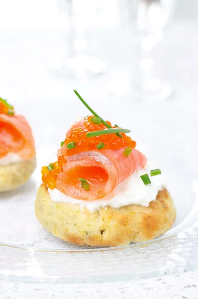 Meze - tuzlanmış somon balığı, kırmızı havyar ve chives ile patates topuz — Stok fotoğraf