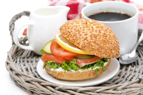 Breakfast - burger with smoked salmon, vegetables and coffee — Stock Photo, Image