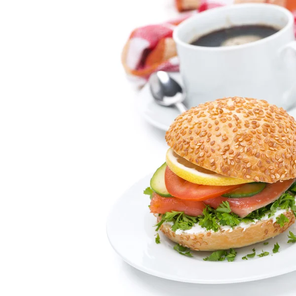 Breakfast - burger with smoked salmon, vegetables and coffee — Stock Photo, Image