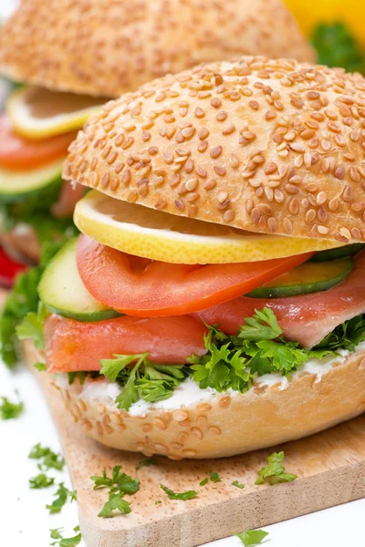 Hamburger s uzeným lososem a zeleninou, close-up — Stock fotografie