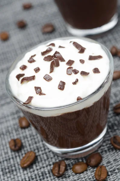 Mousse de chocolate e café com chantilly, close-up — Fotografia de Stock