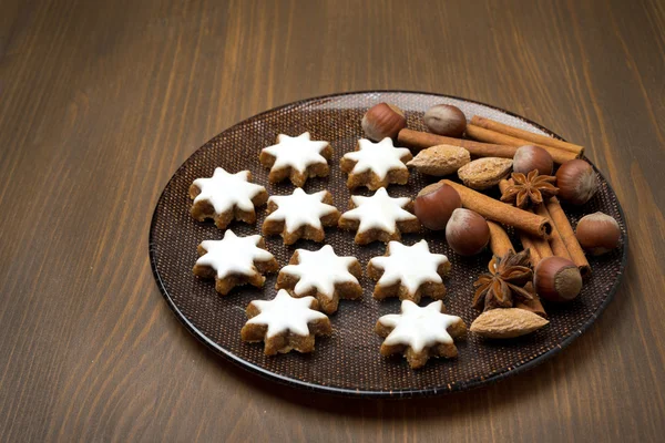 Galletas de Navidad y especias en un plato — Foto de Stock