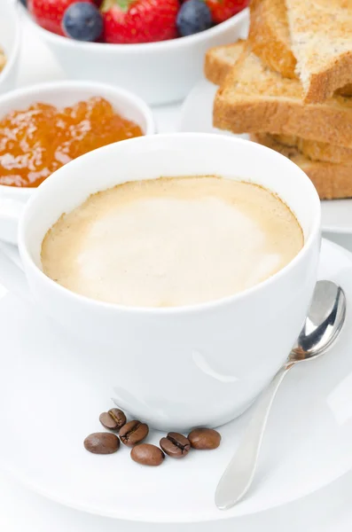 Close-up van cappuccino and breakfast in de achtergrond — Stockfoto