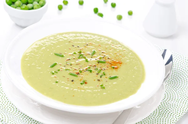 ヨーグルトとチャイブの水平のグリーン ピースの冷たいスープ — ストック写真