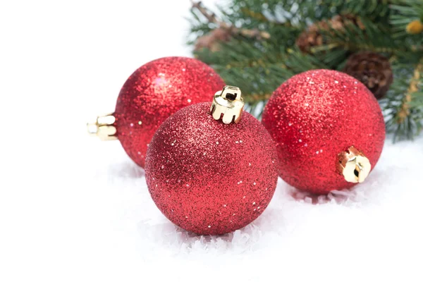 चमकदार लाल ख्रिसमस चेंडू आणि फायर शाखांसह रचना — स्टॉक फोटो, इमेज