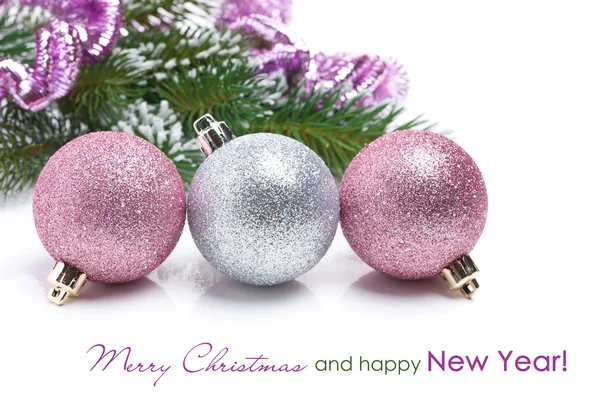 Цветные рождественские шары на белом фоне — стоковое фото