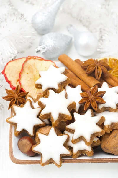 Galletas en forma de estrellas, frutos secos y especias — Foto de Stock