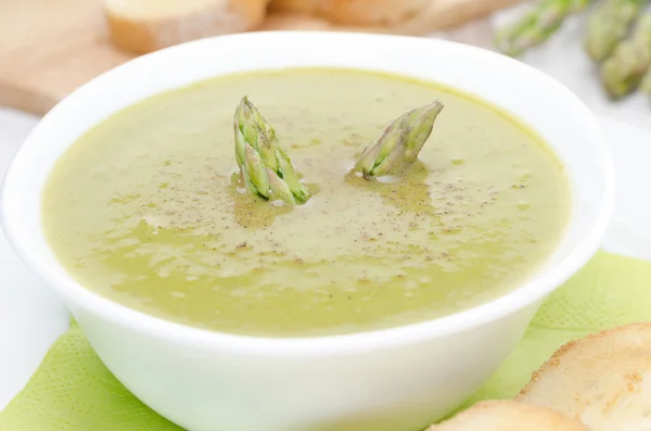 アスパラガスとグリーン ピースのクローズ アップの水平方向のクリーム スープ — ストック写真