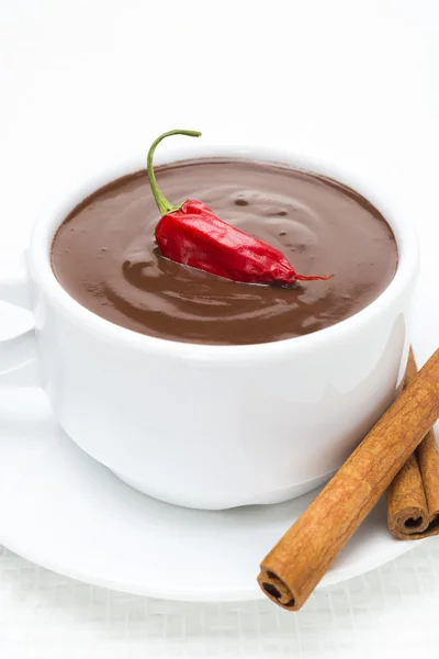 Горячий шоколад с корицей и чили, крупным планом — стоковое фото