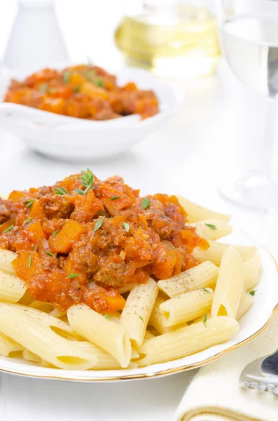 Pasta de penne con salsa de carne de res, tomate y calabaza de cerca — Foto de Stock