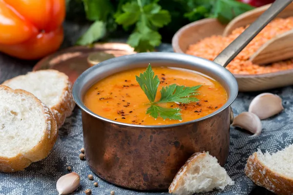 Biber ve baharat bakır bir tencerede kırmızı mercimek çorbası — Stok fotoğraf