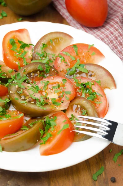 Salad of two varieties of tomatoes with fresh parsley, vertical — Stock Photo, Image