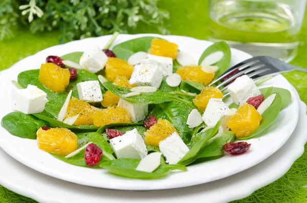 Salada com espinafre, feta e laranja closeup horizontal — Fotografia de Stock