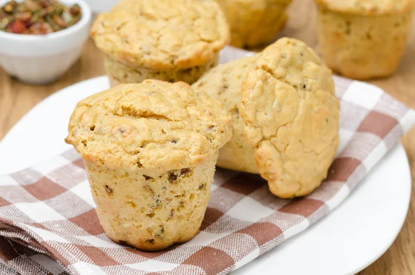 Muffin di spuntino con peperoni secchi e cipolle su un piatto — Foto Stock