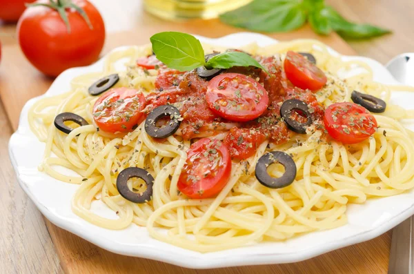 Spaghetti with tomato sauce, cherry tomatoes and olives — Stock Photo, Image