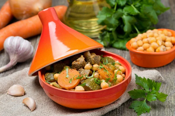 Tagine με μοσχάρι, ρεβίθια και λαχανικά — Φωτογραφία Αρχείου