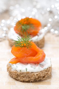 meze - çavdar ekmeği, krem peynir, somon kanepe